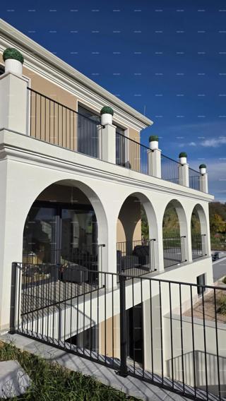 Buje, Luksuzna vila s bazenom