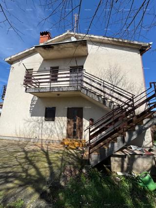 Hiša v centru Marčane z 2 stanoma, kletjo in delavnico