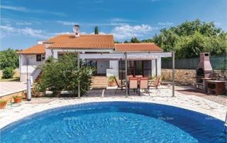 Prizemna hiša s bazenom na mirni lokaciji, Pula