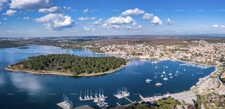 Prodaja hiše z dvema stanoma, 100 m od morja!!! Pogled na morje! Medulin!