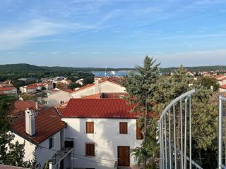 Prodaja - prenovljena hiša na odlični lokaciji z dvema apartmajema in čudovitim razgledom, Medulin!