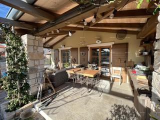 Prekrasna rustikalna hiša s bazenom in manjšim objektom