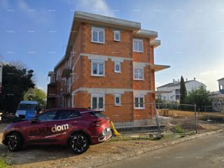 Na voljo je stanovanje v novem stanovanjskem projektu s parkirnim mestom. Štinjan!