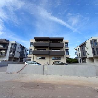 Novogradnja! Prodaja stanovanja z dvema spalnicama in garažo. Blizu morja! Medulin!