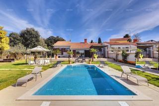 Prvi red do morja in plaže – hiša s bazenom in veliko okužnico, Pješčana Uvala!