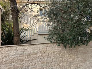 Ližnjan, urejena in popolnoma opremljena hiša z garažo in kletjo