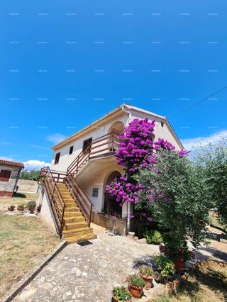 Prodaja hiše z dvema stanovanjem, pomožnim objektom in garažo, Ližnjan!