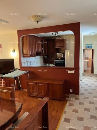 Poreč - Prostorno in popolnoma opremljeno stanovanje na odlični lokaciji!