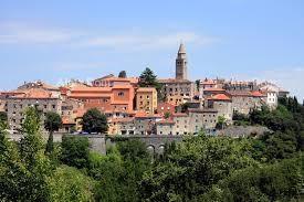 Gradbena parcela v Labinu – 1.070 m² z dovoljenjem za hišo in bazen