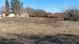 Prodaja građevinskega zemljišča blizu Žminja