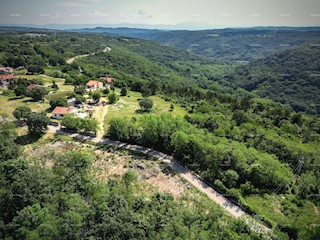 Prodamo gradbeno zemljišče, blizu centra Tinjana!