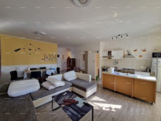 Samostojna hiša z dvema apartmajema, 181 m2, Banjole, prodamo