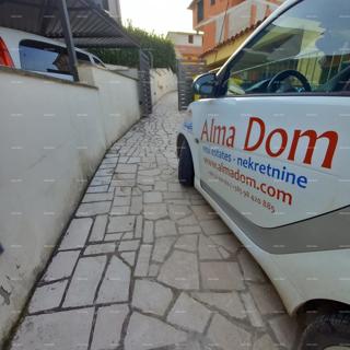 Pješčana Uvala, 200 metrov od plaže in morja, simpatična hišica s tremi apartmaji.