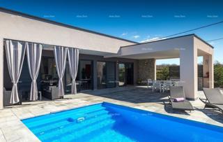 Prizemnica s bazenom! Bližina mjesta Savičente.