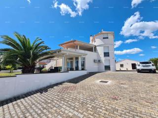 Na prodaju hiša s bazenom – Valtura