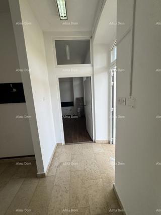 Skladišni prostor z uradi in dvoriščem – Pula