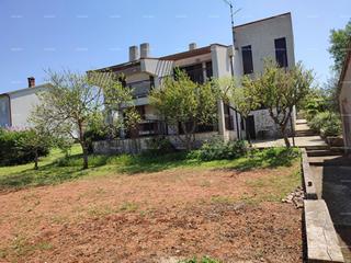 PULA – Škatari, družinska samostojna hiša z veliko parcelo