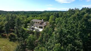 Prodaja - prostorna hiša s bazenom v gradnji, blizu Pazina!