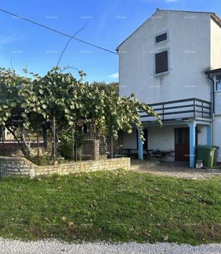 The translation of the title to Slovenian is: "Na prodaj stara kamnita duplex hiša s pogledom na morje."