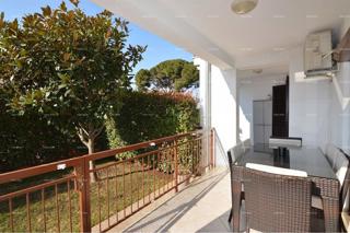 Prostran stan z dvoriščem, Tar