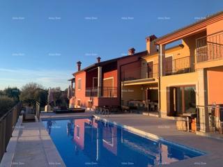 Prediven dvoetažni stan s bazenom i terasom v Bujah