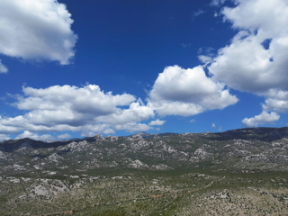 100 €/M2 - UGODNA CENA - ZAZIDLJIVA PARCELA - S POGLEDOM NA MORJE IN VELEBIT - 670 M2 - 67.000 €