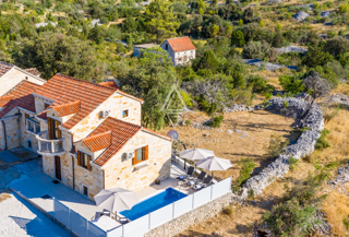 Brač, Dalmacija : Osupljiva kamnita vila z bazenom