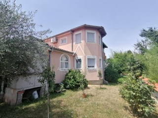 Dve lepi hiši, Istra, Pula