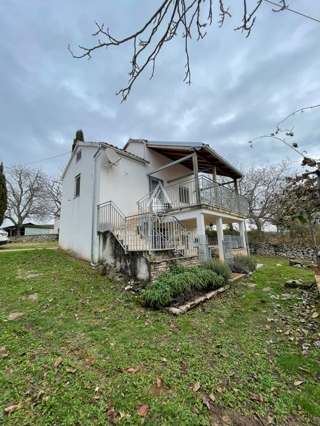 Istra, Oprtalj – Kamnite hiše z obsežnim zemljiščem