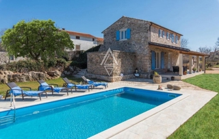 Modernizirana kamnita vila v Lovreč, Istrija: Mirno življenje z tradicionalnim čarom