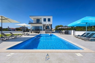 Luksuzna vila z bazenom in prostornim vrtom, Pula, Istra