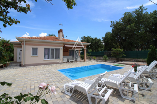 Istra, Poreč, Luksuzna bungalov s bazenom in prostornim dvoriščem