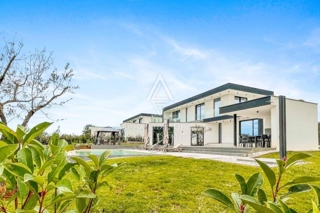 Atraktivna vila obdana z naravo s panoramskim pogledom na morje, Kaštelir, ISTRA