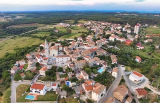 Hiša z velikim vrtom v Istri, Višnjan