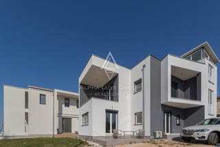EKSKLUZIVNO - NOVA DVOJNA VILA S APARTMAJI NA TOP LOKACIJI 6 KM OD MESTA IN 3 KM OD PRVIH PLAŽ