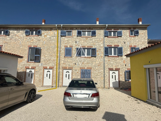 Juršići, Istra: Kamnita hiša z bazenom in prizidkom