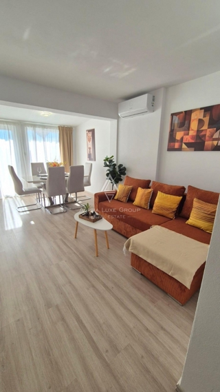 Istra, Novigrad – moderno prenovljeno stanovanje v pritličju z vrtom, 400 m od morja