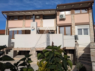 Istra, Pomer, Prostorna nepremičnina z 11 studio apartmaji blizu morja