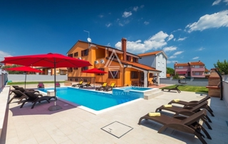 Istra, Pula-Medulin, Osupljiva vila z obsežnim bazenom in vrtom
