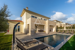 Ekskluzivno pri ALPHA LUXE GROUP - Poreč, Istra: Razkošna vila s čudovitim razgledom na morje in mesto