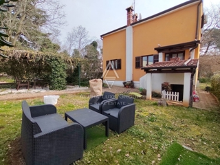 Poreč - Eleganten samostojen dom z dvema stanovanjema