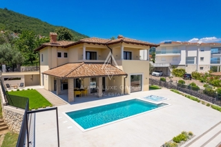Nova vila z bazenom na pečini, prva vrsta do morja, Istra, Opatija