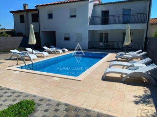 Lepa hiša s štirimi apartmaji in bazenom, Istra, Medulin