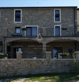 Istra, Buje, Prostorna vrstna hiša s pogledom na morje