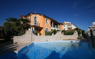 Istra, Medulin – Edinstvena vila ob plaži z investicijskim potencialom