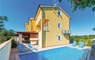 Poreč, Istra - Elegantna dvostanovanjska vila z zasebnim bazenom zdaj na voljo