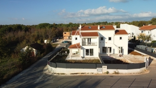Poreč, Istra - Elegantna dvostanovanjska hiša blizu morja