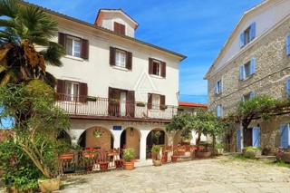 Prijetna hiša v bližini mesta, Istra, Bale
