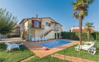 Čudovita hiša z bazenom in urejenim vrtom, Istra, Poreč