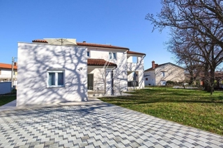 Lepa hiša s tremi prostornimi apartmaji in vrtom, Istra, Ližnjan.